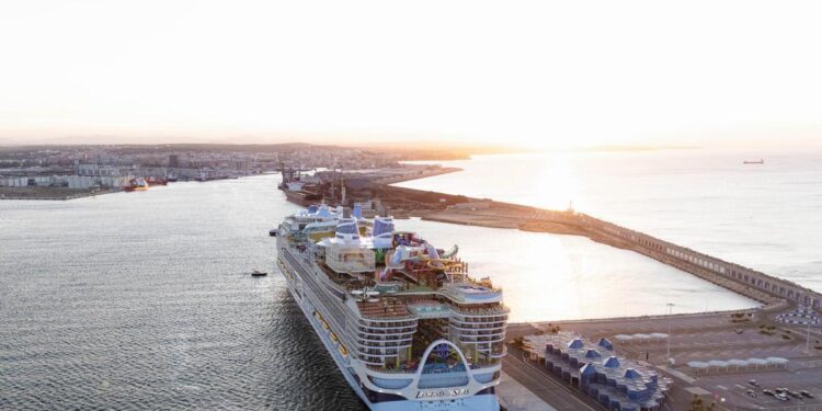 El Legend of the Seas, el crucero más grande del mundo, amarrado en el Muelle de Baleares del Port de Tarragona.