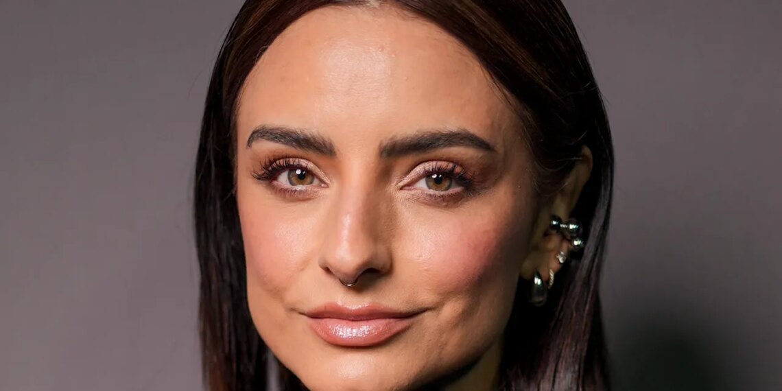 El producto para tapar las canas que Aislinn Derbez usa (y que cubre la raíz en segundos)