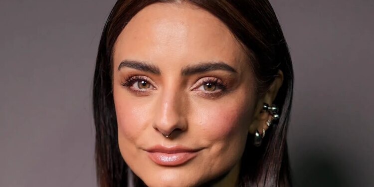 El producto para tapar las canas que Aislinn Derbez usa (y que cubre la raíz en segundos)