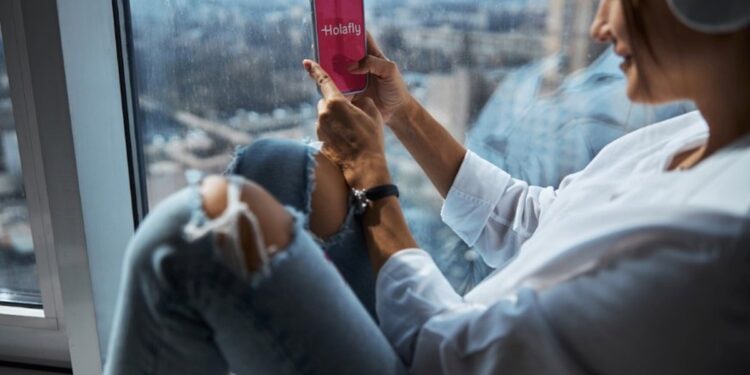 El uso de la eSIM en viajes al extranjero se dispara más de nueve puntos este verano y supera al 'roaming'