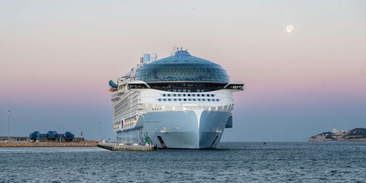 El crucero más grande del mundo hace escala en el puerto de Tarragona