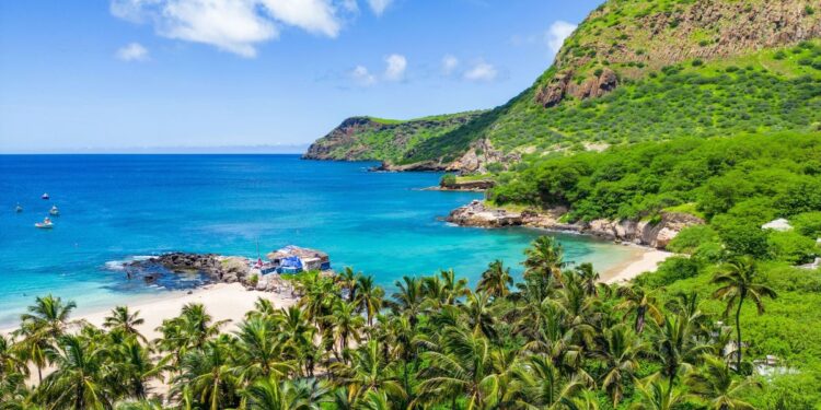 El país que está dando la campanada en el Mundial es también uno de los secretos mejor guardados de África: playas infinitas y pueblos llenos de color