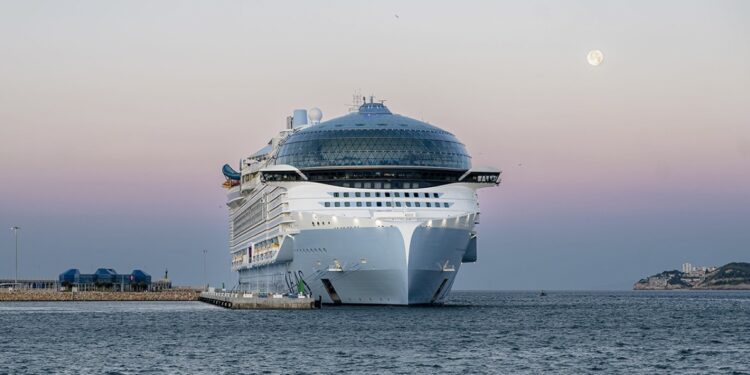 El Puerto de Tarragona acoge una parada técnica del “Legend of the Seas”