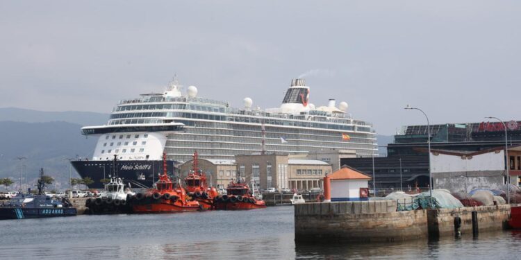 El «Mein Shiff 6» atracado hoy en el puerto de Vigo.