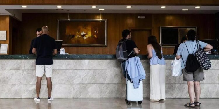 Llegada de visitantes a un hotel de Cáceres. El sector servicios es la locomotora de la bajada del desempleo.