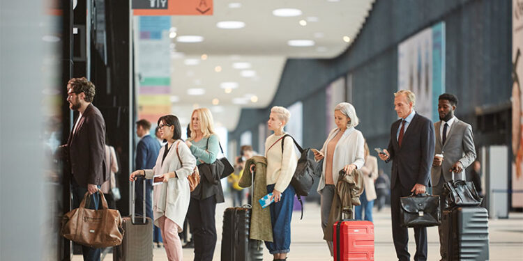 El turismo masivo complica los viajes de negocios en España