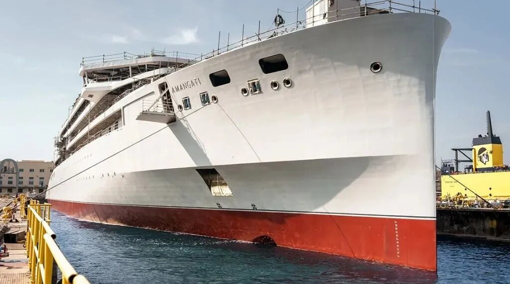 El crucero de turismo de ultralujo "Amangati" sale del dique seco de T. Mariotti y entra en su fase final de armamento