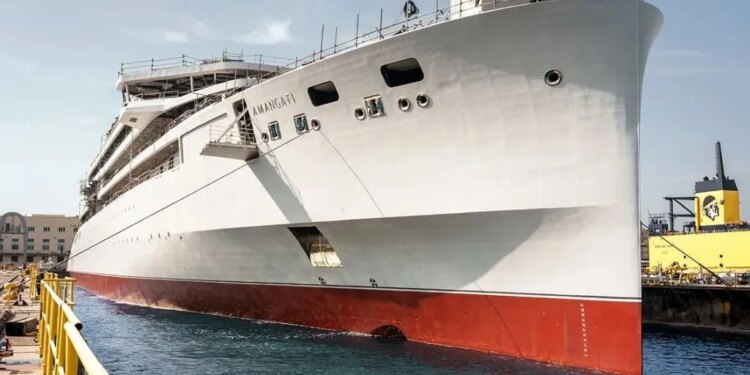 El crucero de turismo de ultralujo "Amangati" sale del dique seco de T. Mariotti y entra en su fase final de armamento