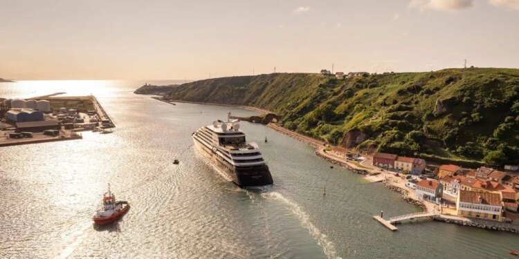 El crucero de ultalujo "Scenic Eclipse" hace escala por segunda vez este año en el puerto de Avilés
