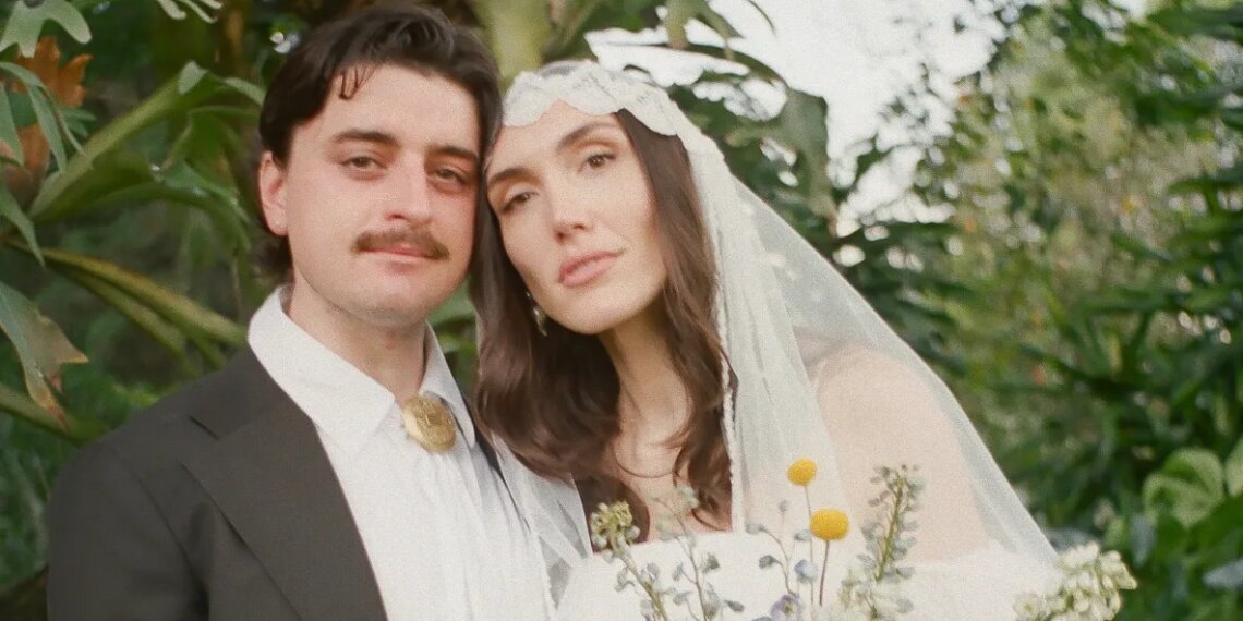 Esta novia confeccionó su propio velo con medallones vintage para su boda en Medellín, Colombia