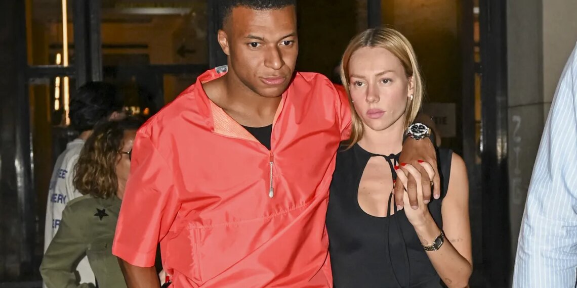 Ester Expósito en una cita con Mbappé: La actriz luce elegante con falda midi y zapatos de tacón