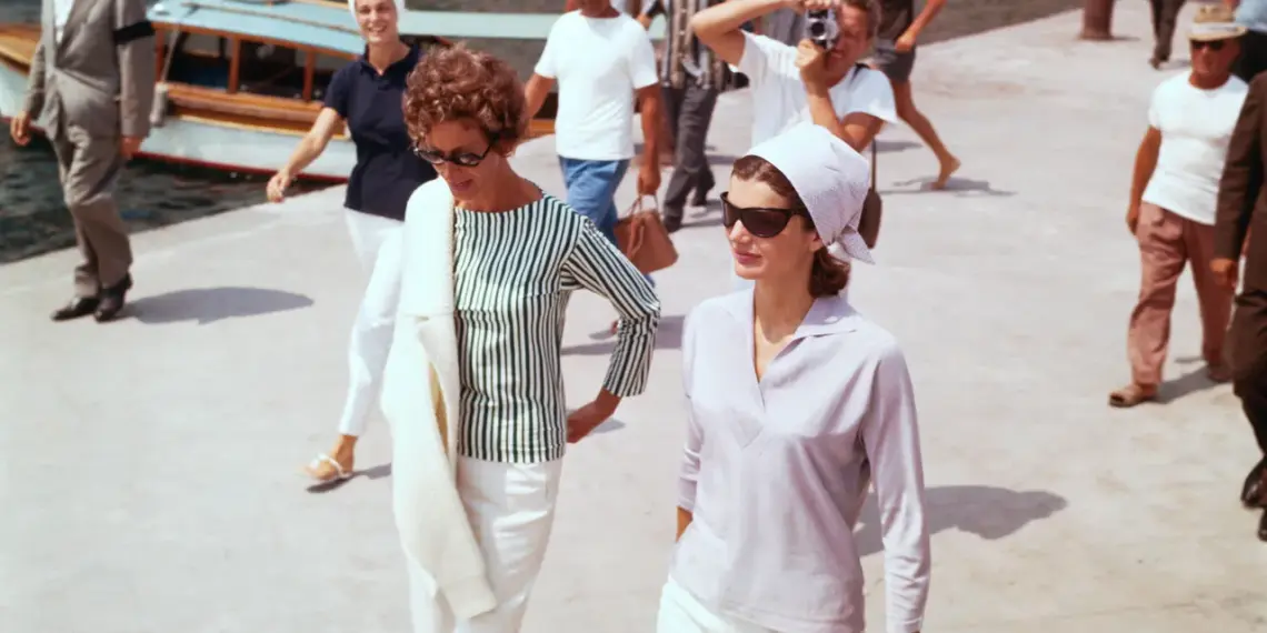 De Jackie a Carolyn Bessette, mujeres de la familia Kennedy y sus los looks de verano más elegantes (toda la inspiración)
