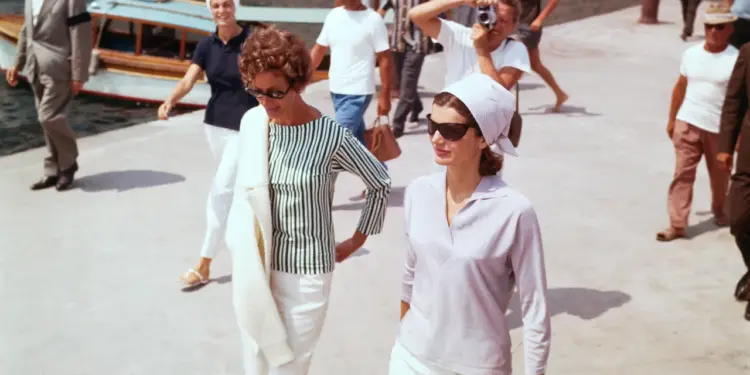 De Jackie a Carolyn Bessette, mujeres de la familia Kennedy y sus los looks de verano más elegantes (toda la inspiración)