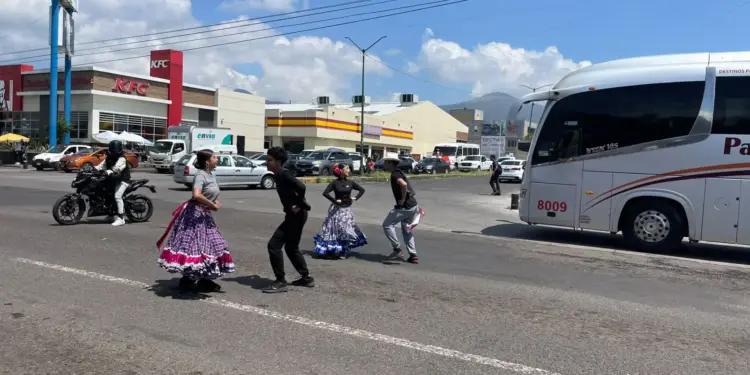 Jóvenes del Cobaem bailan en los cruceros de Morelia para costear licenciatura en Artes
