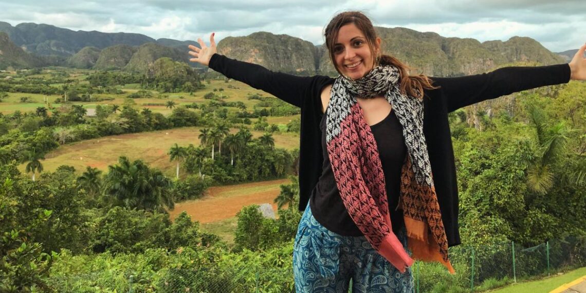 La farmacéutica que organiza viajes para bailar salsa por el mundo: “Viajar me enseñó a conocer culturas; bailar me permitió sentirlas”