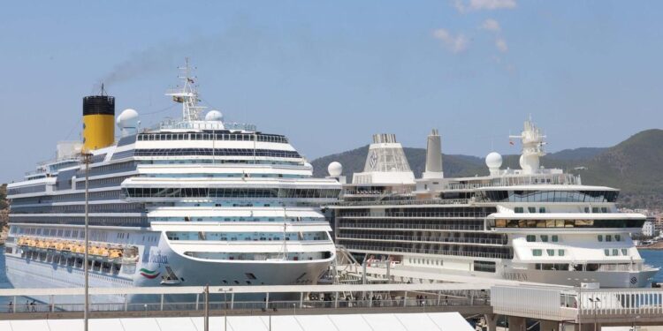 Tres cruceros coinciden en el puerto de Ibiza