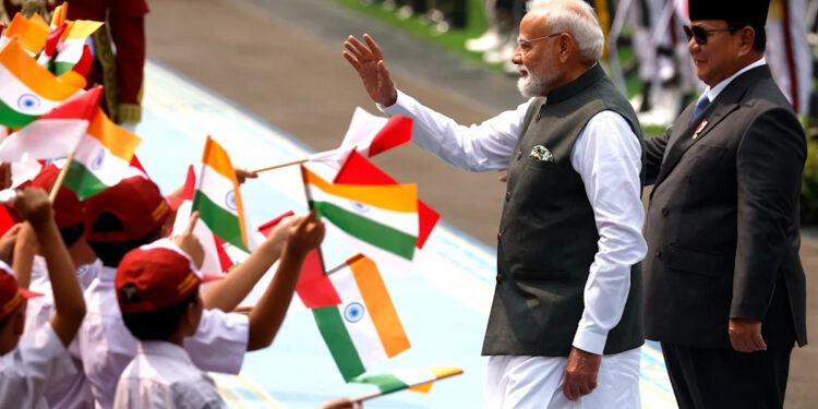 Indonesia anuncia la compra de misiles de crucero indios durante visita de Modi a Yakarta