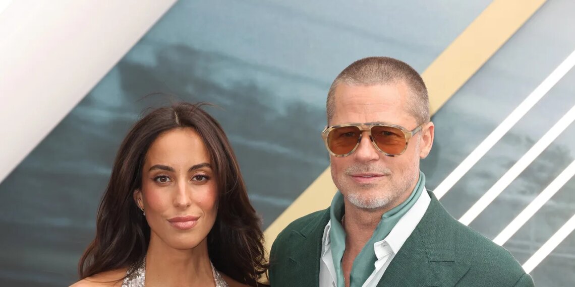 Inés de Ramón luce el vestido de encaje más seductor en un look coordinado con Brad Pitt