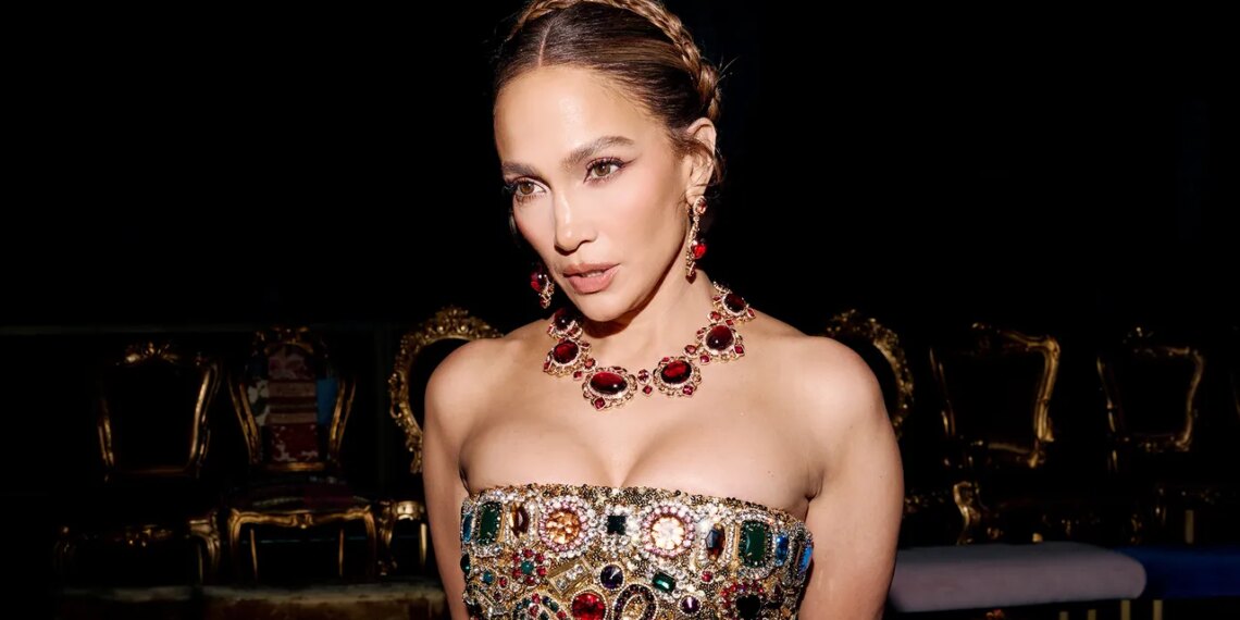 Jennifer López en el desfile de Alta Moda Dolce & Gabbana 2026: La más impactante con un vestido de joyas