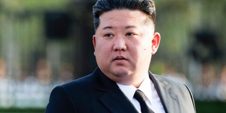 Kim Jong Un supervisa una prueba misiles de crucero y sistemas de combate desde el destructor Kang Kon