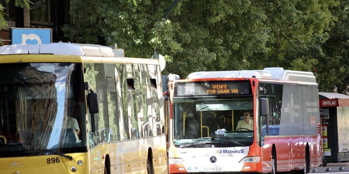 Autobuses urbanos e interurbanos circulan por el centro de Murcia.