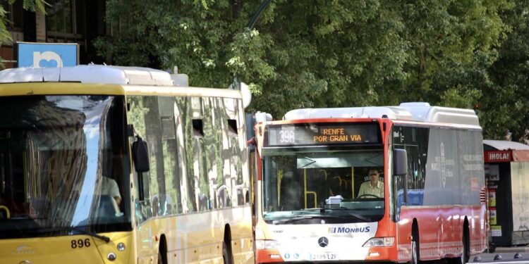 Autobuses urbanos e interurbanos circulan por el centro de Murcia.