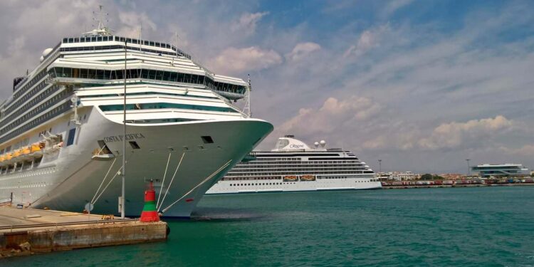 Los turistas de cruceros se desploman un 23,8% en Valencia en el primer semestre por las obras en el puerto