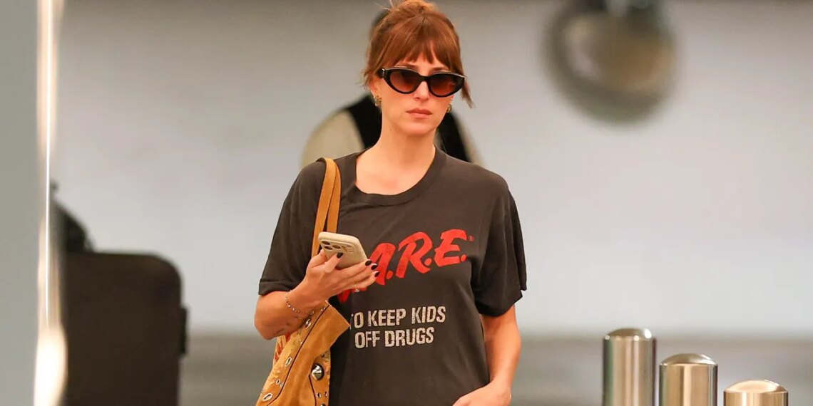 Dakota Johnson tiene la fórmula para llevar pantalones relajados con zapatos planos y lucir elegante en verano 2026