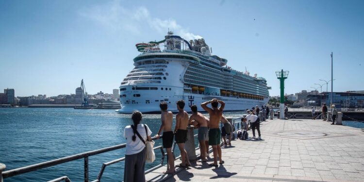 La despedida que ofrece A Coruña a los cruceros que salen de su puerto