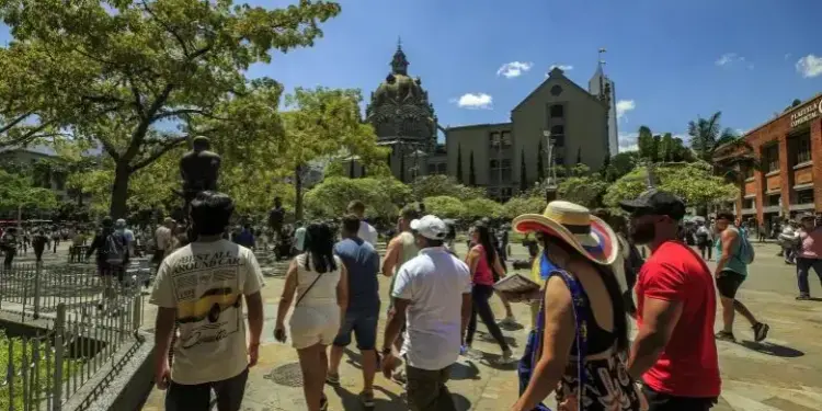 El dólar barato está frenando la llegada de turistas extranjeros a Colombia, revela Anato