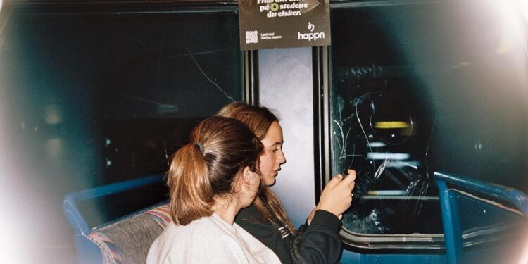 Amigas de Carolina Pérez de camino a Bruselas