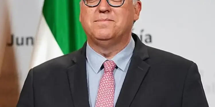 La industria turística andaluza reconoce la trayectoria profesional de Arturo Bernal