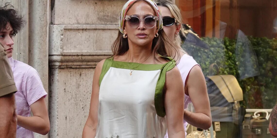 Jennifer Lopez lleva las sandalias flip flop planas que mejor combinan con vestidos mini en verano 2026