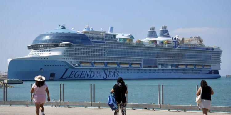 Los cruceros se benefician de un agujero fiscal y no compensan a las ciudades los daños de la masificación