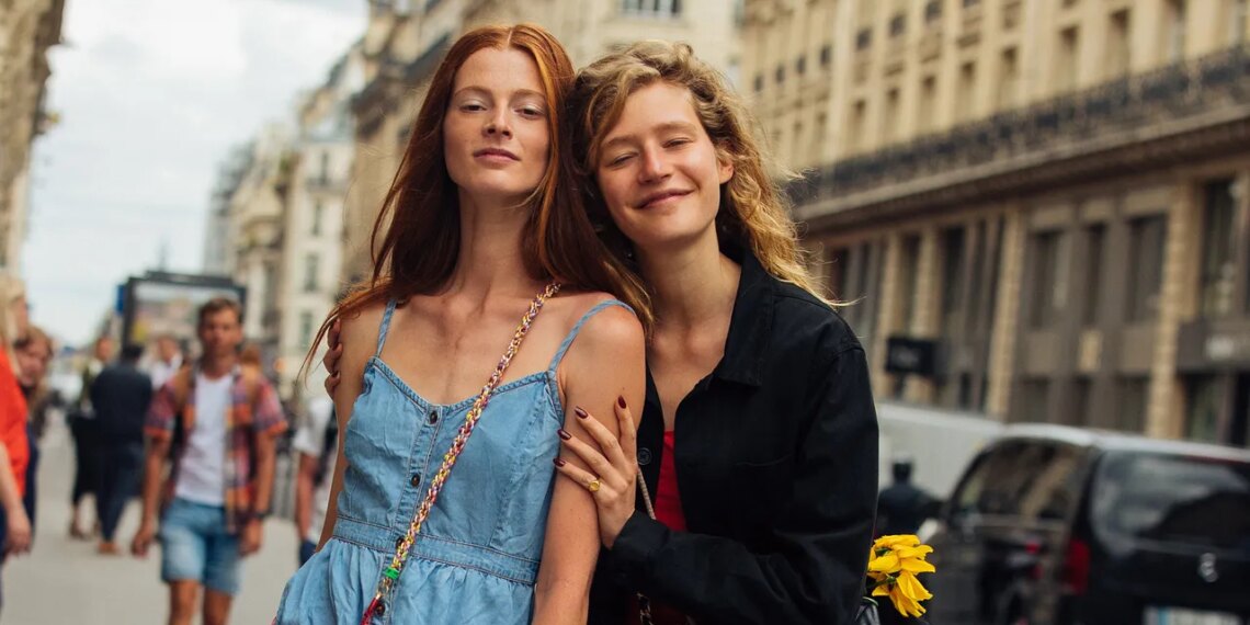 Las sandalias cangrejeras cafés más elegantes para llevar con jeans, faldas y vestidos en verano 2026