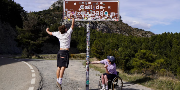 Le dijeron que nunca volvería a caminar. Aun así, emprendió un viaje alrededor del mundo con su mejor amigo
