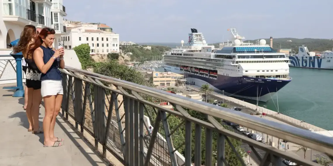 Primer atraque del gran crucero Marella Explorer en Maó, con una capacidad para 2.000 turistas