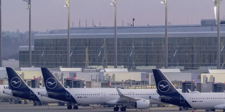 Los aeropuertos y las aerolíneas piden suspender el nuevo control fronterizo de la UE ante los viajes masivos de verano