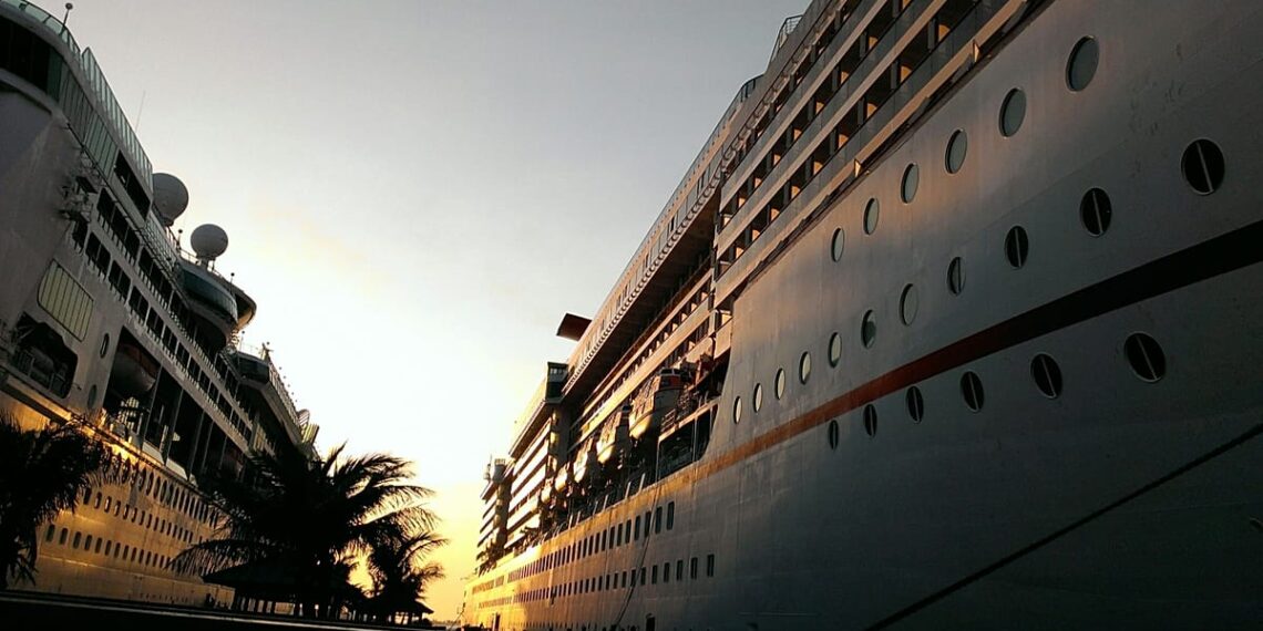 Los cruceros agravan el turismo y contaminan: ¿Por qué pagan menos impuestos que los hoteles?