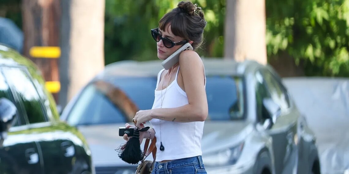 Dakota Johnson confirma que los jeans flare con bailarinas negras son la combinación más elegante del verano 2026