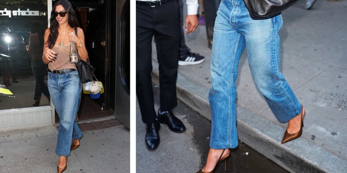 Los zapatos de tacón cafés de Dua Lipa son el complemento perfecto para llevar jeans rectos este verano 2026