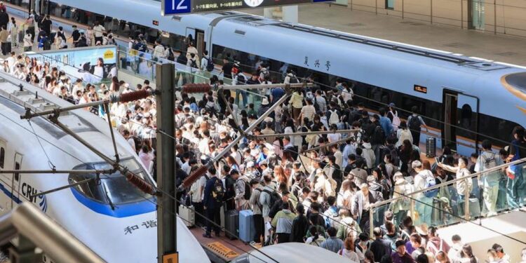Viajes de pasajeros en tren superan los 2.300 millones en China en la primera mitad de 2026 