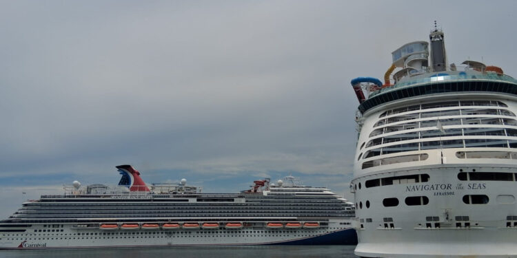 Llegan más de 11 mil personas a Puerto Vallarta en doble arribo de cruceros