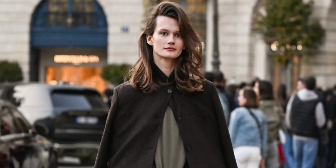 Mocasines negros: Cómo llevarlos para lucir elegante con pantalones en tendencia del verano 2026