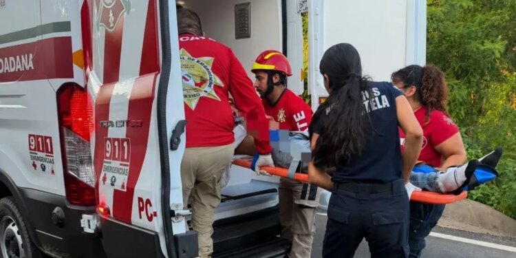 Nayarit Noticias | MOTOCICLISTA LESIONADO AL DERRAPAR EN SU CABALLITO DE ACERO