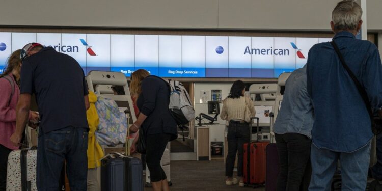 Multan a American Airlines por presunta negativa a pagar comisión a agencias de viaje