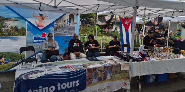 Feria comercial de Taíno Tours en México.