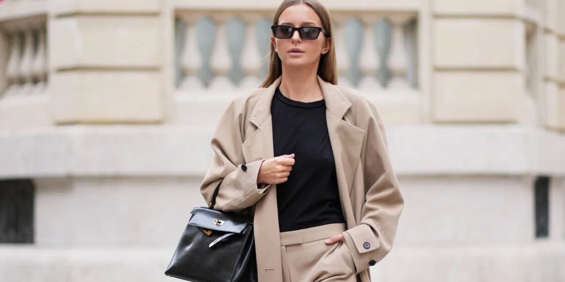 Pantalones beige con zapatos de tacón: cómo lucir la combinación elegante para verano 2026