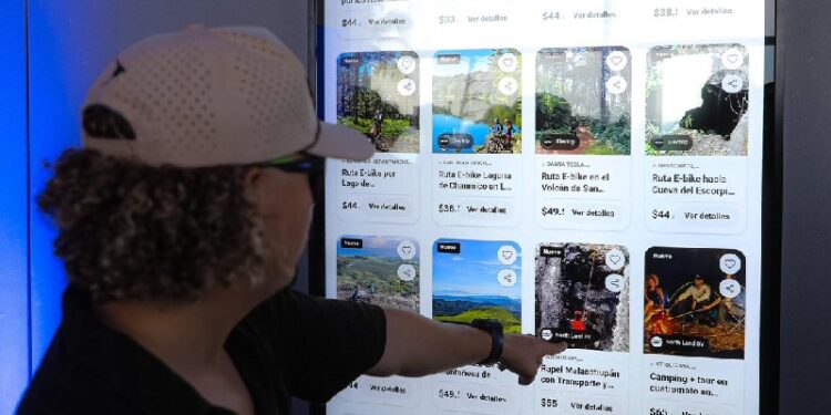 Presentan Turs, un asistente con IA para orientar a turistas que visitan El Salvador