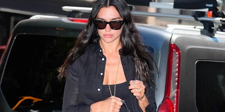 Dua Lipa prueba que el look de jeans bootcut con botas es el más elegante del verano 2026